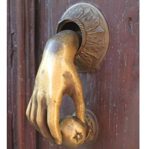 Sonnette de porte Fortune Hand en finition dorée patinée avec orbe orné d'étoiles et plaque arrière circulaire décorative, quincaillerie décorative - Product Image 1