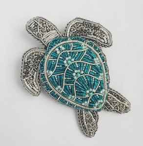 Broche en cristal à la mode, accessoire de bijouterie pour femmes, fabriquée à la main, à prix abordable - Product Image 1