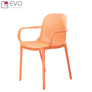Chaise en plastique multi-usages pour l'intérieur et l'extérieur, idéale pour les espaces commerciaux, avec une construction robuste et une surface facile à nettoyer - Product Image 1
