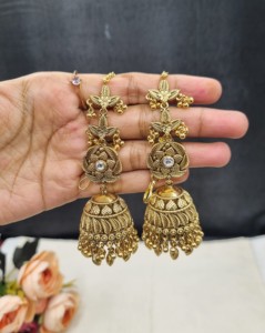 Pendientes Jhumka de diseñador con diseño de flor y hoja chapados en oro, con cadena para el cabello adjunta, para bodas y fiestas, fabricante de pendientes de moda. - Product Image 2