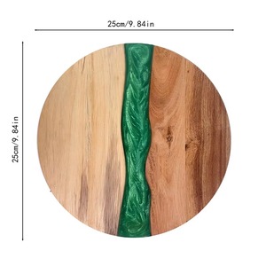 Planche à découper ronde en bois personnalisable très demandée avec incrustation en résine violette et design antidérapant - Product Image 2