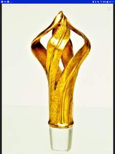 Sculpture abstraite dorée emblématique sur socle en pierre. Disponible à prix de gros - Product Image 4