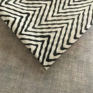 Tela de Algodón Estampada a Mano – Patrón Chevron Zigzag Blanco y Negro, Textil Indio Moderno - Product Image 4