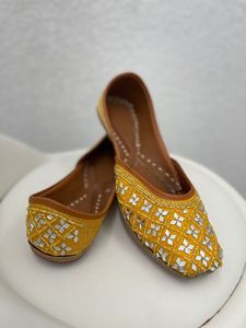 Fashionable Pakistani Ladies Khussa Pumps Handmade Traditional Embroidered Flats Ethnic Wedding Footwear Wholesale - Product Image 4