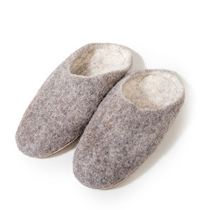 Chaussons en <span class=keywords><strong>feutre</strong></span> de laine faits à la main et durables avec <span class=keywords><strong>semelle</strong></span> en cuir antidérapante, chaussures d'intérieur ajustables pour hommes et femmes - Product Image 1