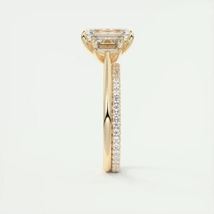 Bague de fiançailles et de mariage en or jaune 14 carats avec diamant de laboratoire taille émeraude 4.01 CT et pierres latérales trapézoïdales en trilogie - Product Image 6