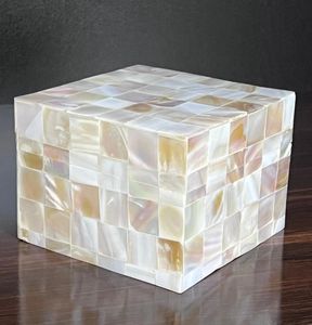 Boîte à bijoux artisanale de luxe en nacre avec design Art Déco, forme personnalisée et artisanat haut de gamme pour la vente en gros - Product Image 3