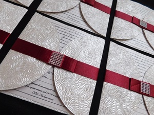 Cartes de mariage en papier gaufré avec des détails élégants en relief, idéales pour les invitations, les cérémonies, les fêtes, les cadeaux et les occasions spéciales. - Product Image 4