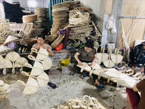 Support mural en rotin naturel pour bouteilles de vin, idéal pour la présentation dans la cuisine, le bar ou la salle à manger – Fabriqué au Vietnam - Product Image 6