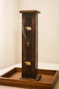 Porte-encens en bois classique fait main, durable, avec design sculpté, pour l'aromathérapie et la fragrance d'intérieur - Product Image 2