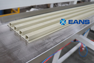 200 <span class=keywords><strong>mm</strong></span> 169mm 154mm WPC PVC <span class=keywords><strong>panneau</strong></span> mural cannelé faisant la machine d'extrusion - Product Image 3