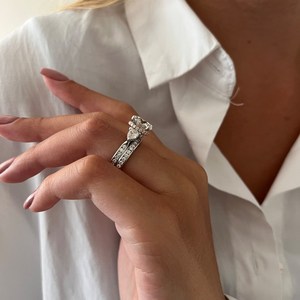 Anillo de Compromiso con 3 Diamantes Redondos de Laboratorio de 3.5ct, Oro Blanco y Rosa, Doble Halo Oculto, Certificado IGI - Product Image 4