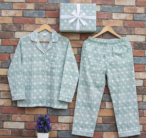 Ensemble de pyjama pour femmes en tissu 100% coton, thermique, tissé, doux, uni, imprimé à la main, col en V, fermeture à boutons, manches longues - Product Image 3