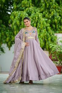 ชุดเดรส Anarkali ผ้าไหมวิชิตราที่สวยที่สุด พร้อมงานปักเลื่อมและงานปักดิ้นทองอย่างประณีต ชุดเดรสแฟนซีสำหรับผู้หญิง - Product Image 2