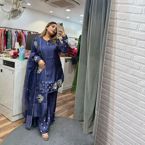 Ensemble élégant de Kurti et de Plazzo en crêpe brodé avec un dupatta en soie organza - Product Image 1