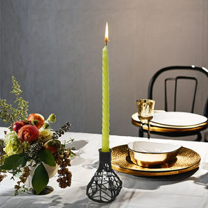 Nouveau bougeoir artistique en fil de fer avec profil mince conçu pour l'affichage d'une seule bougie dans un cadre confortable avec un attrait moderne et élégant - Product Image 1