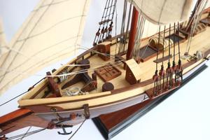 Modèle de bateau américain en bois poli HARVEY Wood Finish - Artisanat en bois pour décoration intérieure, collection nautique - Product Image 3