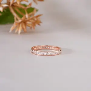 Anillo de eternidad delgado con diamantes en oro rosa para mujer, elegante anillo de diamantes brillantes, perfecto para boda, compromiso o aniversario. - Product Image 3