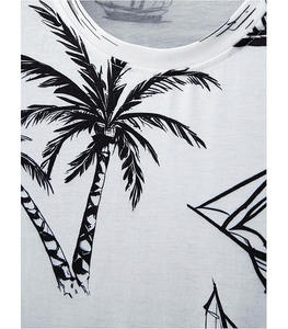 Camiseta blanca con estampado tropical de palmeras negras y veleros, camiseta de verano con diseño náutico inspirado en islas. - Product Image 2
