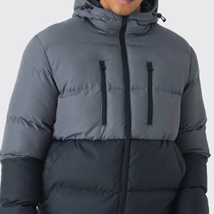 เสื้อแจ็คเก็ตพัฟเฟอร์แบบมีฮู้ดสองสีสำหรับผู้ชาย สีเทาและสีดำ เสื้อโค้ทกันหนาวแบบเย็บติดกัน มีกระเป๋าซิปและโลโก้ เสื้อแจ็คเก็ตฤดูหนาว - Product Image 2