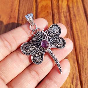 Pendentif en pierre précieuse en forme de papillon naturel pour l'énergie positive, la guérison émotionnelle et la mode bohème, disponible à la vente - Product Image 3