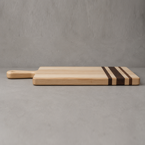 Planche à découper élégante en bois de noyer, fabriquée à la main, avec des rayures contrastées foncées et une poignée supérieure en forme de pagaie, idéale pour couper les légumes. - Product Image 3