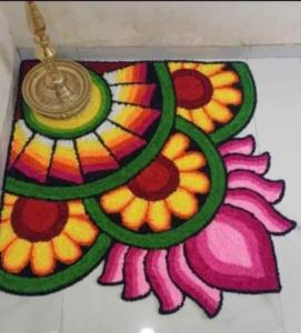 Tapis Rangoli Royal Jaipurios en Plumes et Fils de Soie, Grand Format 3 Pieds, Décoration Festive pour Sol, Suspendable, Lavable et Réutilisable pour Entrée de Maison - Product Image 1