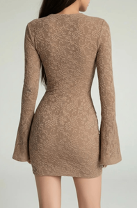 Minivestido de encaje elástico con estampado floral intrincado para mujer, con mangas acampanadas y escote redondo alto - Product Image 2