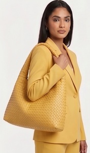 Sac fourre-tout hobo en cuir véritable tressé pour femme, personnalisé, de luxe, avec fermeture éclair et bandoulière simple à chaînes – Vente en gros - Product Image 3