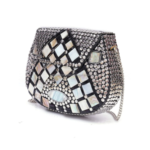 Boîte à bijoux de créateur en laiton noir perlé, pierres précieuses multicolores, incrustations de nacre en métal faites à la main, artisanat en résine, thème fête, mariage - Product Image 6