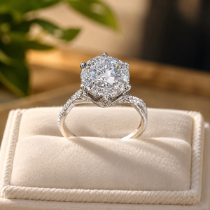 Anillo de compromiso de plata de ley 925 con halo, seis puntas, moissanita, anillo de promesa, diamante de corte redondo, banda trenzada para mujer - Product Image 4