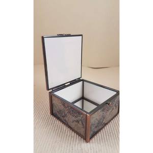 Boîte à bijoux carrée de style vintage avec un motif paon, en verre et métal - Product Image 4