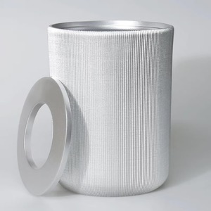 ถังขยะโลหะลายริ้วสีทองหรูหราพร้อมฝาปิด เหมาะสำหรับห้องน้ำ ห้องนอน สำนักงาน และตกแต่งโรงแรม ขายส่งจากอินเดีย - Product Image 2