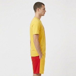 Conjunto de camiseta y pantalones cortos para hombre en amarillo y rojo con bloques de color, cuello redondo, ropa casual de verano, conjunto transpirable de algodón tejido. - Product Image 6