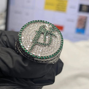 แหวนฮิปฮอปหรูหราประดับเพชรแบบไอซ์เอาท์ เงินแท้ 925 ชุบทอง 14K รับรองโดย IGI พร้อมสลักโลโก้ตามสั่ง ขายส่ง - Product Image 1