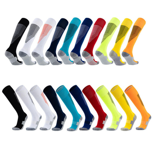 Chaussettes de football blanches mi-hautes avec rayures rouges, respirantes, en spandex et polyester, chaussettes de sport pour adultes, chaussettes de football d'été - Product Image 6