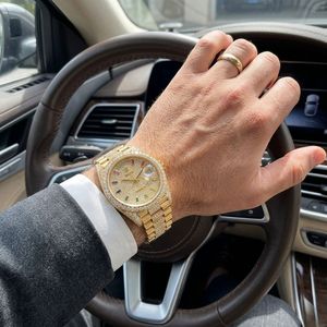 Reloj de Lujo para Hombre, de Cuarzo Analógico, en Acero Inoxidable Plateado, con Bisel de Diamantes, Marcadores de Piedras Preciosas Arcoíris y Cristal Totalmente Pavimentado - Product Image 6