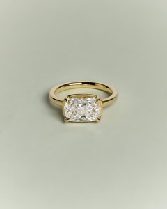 Bague de fiançailles solitaire en or avec diamant de laboratoire allongé taille coussin de 3,08 carats, sertie en clos, certifiée IGI, tendance, couleur E - Product Image 6