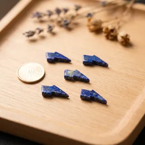 Lapis-lazuli naturel sculpté à la main, motif ciel étoilé, pierre précieuse bleue avec taches blanches, 10x18mm, 20 carats, 4 grammes, marque Mugalart, Rajasthan - Product Image 4