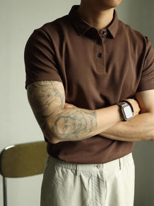 Camiseta de Hombre 100% Algodón Supima, Tejido de Punto, 220g, Manga Corta con Botones, Antiarrugas, con Bolsillo, Logotipo Personalizado, Color Oliva, Venta al Por Mayor - Product Image 5