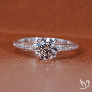 Bague solitaire classique en or blanc 10 carats, sertie d'un diamant de laboratoire rond de 1 carat, certifié IGI, avec un élégant pavé de diamants. - Product Image 1