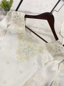 Conjunto de diseñador con bordado de lentejuelas y pedrería, con trabajo de recorte en seda romana y cristal, top con pantalón y dupatta, listo para usar. - Product Image 4