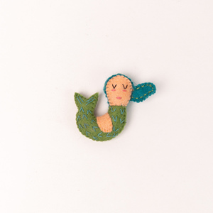 Mini Sirena de Fieltro de Lana de 7 cm, Sirena Verde Hecha a Mano para Decoración de Habitación Infantil, Comercio Justo y Hecho a Mano - Product Image 1