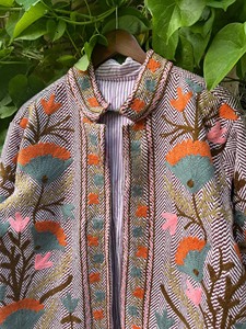 Chaqueta Bordada Floral Tradicional India Hecha a Mano para Mujer, Estilo Étnico Rajastaní, Abrigo Acolchado de Algodón para Invierno - Product Image 3