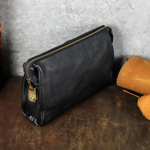 Bolsos de mano de cuero de lujo que ofrecen un almacenamiento seguro para documentos importantes, tabletas y pertenencias personales a un precio razonable. - Product Image 4