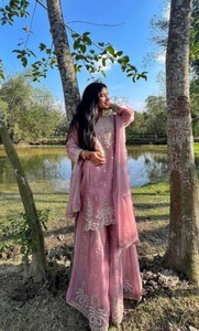 Ensemble ethnique pour femme : haut brodé en tissu premium avec travail de sequins Sharara et dupatta en dentelle - Product Image 1
