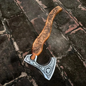 LEGACY BLADES Hache Tomahawk Artisanale Premium avec Manche en Bois de Frêne Gravé, Lame en Acier à Haute Teneur en Carbone de Qualité Industrielle, OEM, pour l'Extérieur - Product Image 1