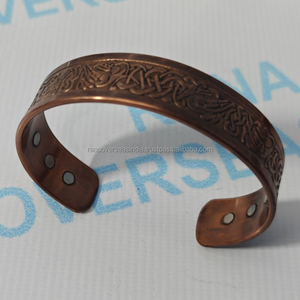 กำไลทองแดงแกะสลักด้วยมือ ดีไซน์ทันสมัย พร้อมแม่เหล็ก  รักษาสิ่งแวดล้อม ใช้เป็นเครื่องประดับบำบัดเพื่อสุขภาพ ช่วยฟื้นฟูพลังงาน สมดุลพลังงาน และการบำบัดแบบองค์รวม - Product Image 1