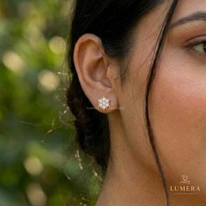 Pendientes de Oro Macizo con Diamantes de Diseño Personalizado, con Corte Brillante Redondo, Marco Decorativo en Forma de Flor y Joyería Premium - Product Image 1