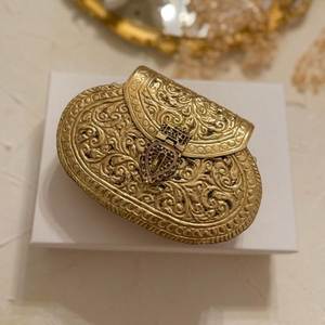 Elaborado artesanalmente por expertos artesanos que utilizan latón de calidad para un acabado elegante y distintivo. - Product Image 3